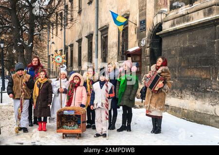 Lviv, Ukraine - 13 janvier 2019: Groupe d'enfants et d'adultes chantant des chants de Noël dans la rue de la ville. Les vacances d’hiver folkloriques de Malanka Banque D'Images