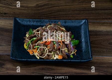 Bœuf sauté asiatique servi avec des nouilles et des légumes. Banque D'Images