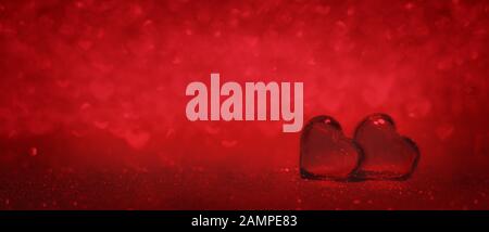 Bannière romantique et d'amour avec deux coeurs rouges sur fond rouge brillant bokeh. Copyspace. Concept de la Saint Valentin Banque D'Images