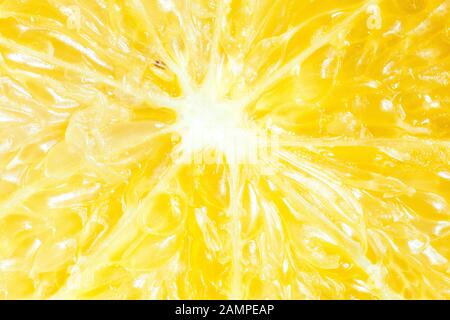Texture jaune de citron coupée en tranches. Demi-tranche d'arrière-plan de macro d'agrumes frais Banque D'Images