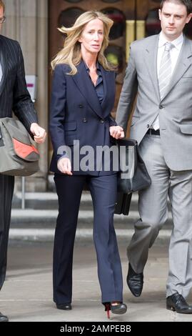 Michelle Young a égaré la femme de Scot Young, une entreprise de développement immobilier écossais multimillionnaire au Royal court High court de Londres où elle réclame un règlement financier de plusieurs millions de livres malgré qu'elle ait prétendument avoir perdu tous ses actifs dans un mauvais contrat immobilier. Banque D'Images