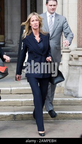 Michelle Young a égaré la femme de Scot Young, une entreprise de développement immobilier écossais multimillionnaire au Royal court High court de Londres où elle réclame un règlement financier de plusieurs millions de livres malgré qu'elle ait prétendument avoir perdu tous ses actifs dans un mauvais contrat immobilier. Banque D'Images