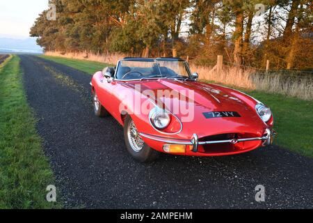 1969 roadster Jaguar E-type série II stationné sur une piste de campagne dans le Yorkshire Banque D'Images