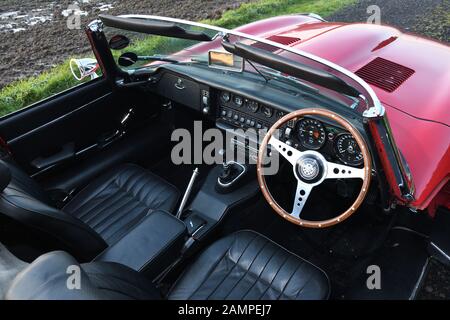 1969 Jaguar E-type série II Roadster cockpit Banque D'Images