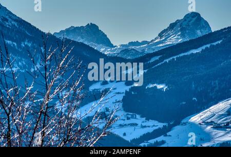 Vallée enneigée sur le côté gauche du domaine skiable du Plan de Corones Banque D'Images