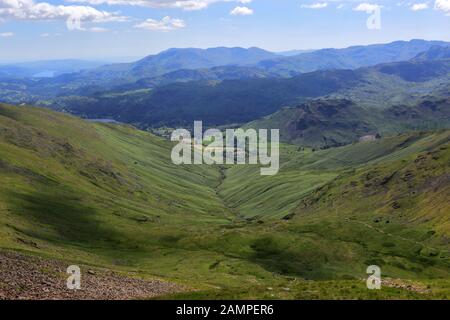 Vue sur la vallée de la Grande langue, la forêt de Grisedale, le parc national du Lake District, Cumbria, Angleterre, Royaume-Uni Banque D'Images