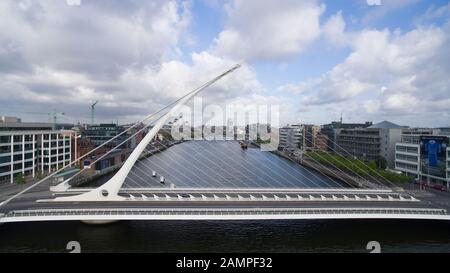 Drone aérien photo de la Samuel Beckett Bridge sur la rivière Liffey à Dublin, Irlande Banque D'Images