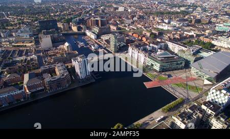 Drone prise de vue aérienne du quai du Grand Canal à Dublin, en Irlande. Banque D'Images