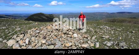 Walker On Seat Sandal Fell, Grisedale Forest, Lake District National Park, Cumbria, Angleterre, Royaume-Uni Banque D'Images