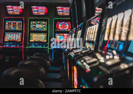 Les machines à sous dans un casino. Banque D'Images