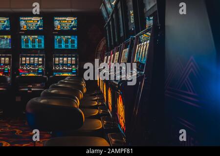 Les machines à sous dans un casino. Banque D'Images
