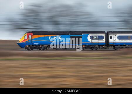 East Midlands classe de chemin de fer interurbain 43 125 voiture électrique panoramique en vitesse sur le midland mainline à Kempston (au sud de Bedford) Banque D'Images