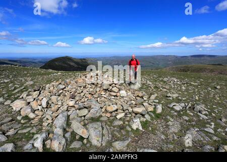 Walker On Seat Sandal Fell, Grisedale Forest, Lake District National Park, Cumbria, Angleterre, Royaume-Uni Banque D'Images