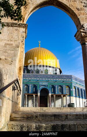 Des escaliers mènent jusqu'au Dôme du Rocher, vu naturellement encadrée par une arche de pierre. Mont du Temple, le vieux Jérusalem, Israël. Banque D'Images