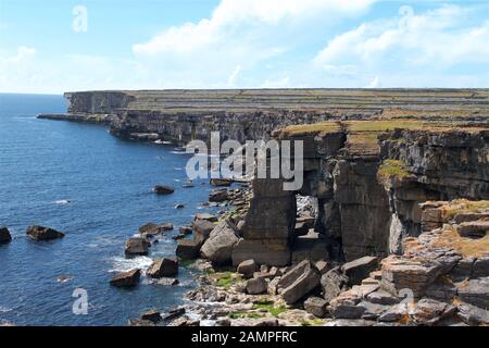 Les falaises accidentées de l'Inishmore, la plus grande des îles d'Aran, au large de la côte ouest de Galway, Irlande. Banque D'Images