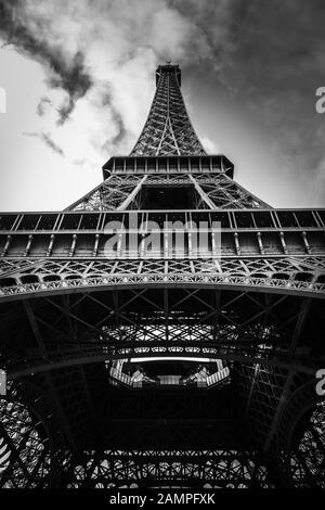 Un rendu noir et blanc spectaculaire de la Tour Eiffel vu de dessous directement à Paris, France. Banque D'Images