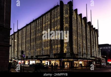 Maison du magasin Fraser au crépuscule, Henrietta PL, Londres, Angleterre, Royaume-Uni. Banque D'Images