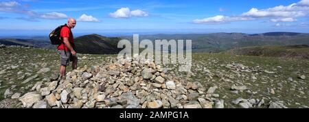 Walker On Seat Sandal Fell, Grisedale Forest, Lake District National Park, Cumbria, Angleterre, Royaume-Uni Banque D'Images