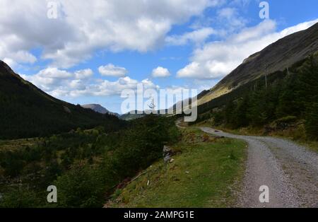 Chemin de terre sinueux le long des collines du nord de l'Angleterre. Banque D'Images