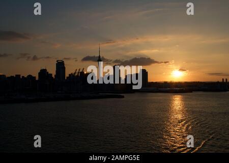 Silhouette de l'Auckland, Nouvelle-Zélande skyline at sunset. Banque D'Images