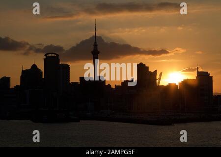 Silhouette de l'Auckland, Nouvelle-Zélande skyline at sunset. Banque D'Images