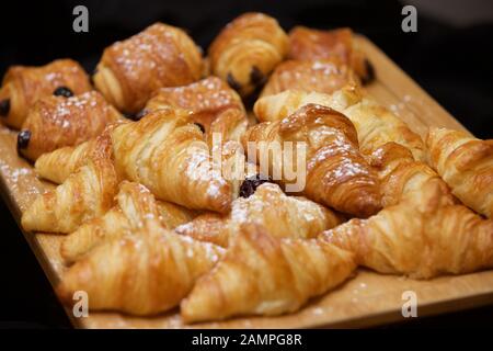 Gros plan d'un plateau de croissants fraîchement préparés. Banque D'Images