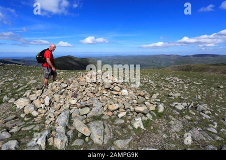 Walker On Seat Sandal Fell, Grisedale Forest, Lake District National Park, Cumbria, Angleterre, Royaume-Uni Banque D'Images