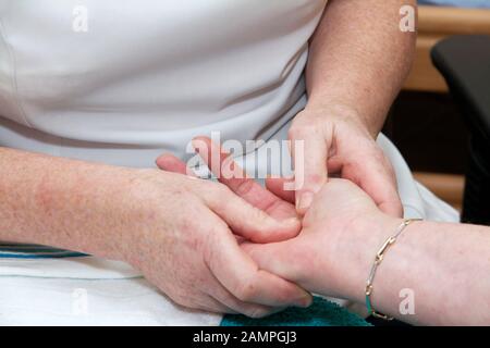 Professionnel de Santé donnant un massage des mains. Banque D'Images