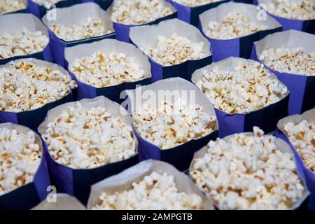 Close-up shot de sacs de popcorn cinéma, délicieux. Banque D'Images