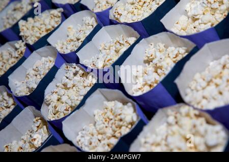 Close-up shot de sacs de popcorn cinéma, délicieux. Banque D'Images