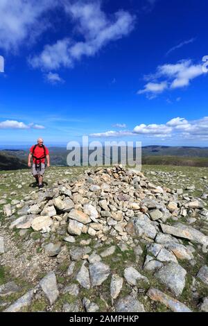 Walker On Seat Sandal Fell, Grisedale Forest, Lake District National Park, Cumbria, Angleterre, Royaume-Uni Banque D'Images