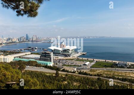 Bakou, Azerbaïdjan - 13 novembre 2019 : vue panoramique sur la mer Caspienne à Bakou. Centre Commercial Caspian Waterfront, Bakou. Banque D'Images