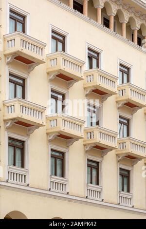 Balcons dans le centre de la place Aristotelous, Thessalonique, Grèce Banque D'Images