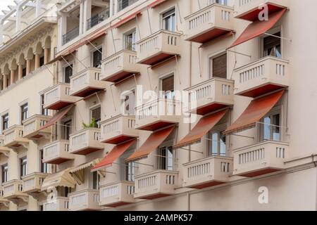 Balcons dans le centre de la place Aristotelous, Thessalonique, Grèce Banque D'Images