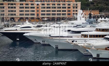 Yachts blancs chers amarrés dans le port, propriété de luxe de riches puissants gens Banque D'Images