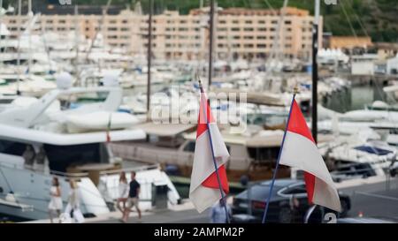 Port de Monaco avec yachts privés amarrés, loisirs de luxe sur des bateaux coûteux Banque D'Images