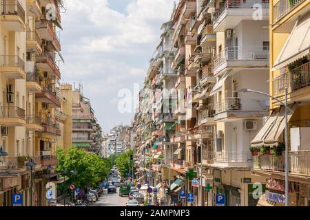 Vue sur la rue et de l'architecture urbaine à Thessalonique, la deuxième plus grande ville de Grèce, situé sur la côte nord de la Mer Egée. Banque D'Images