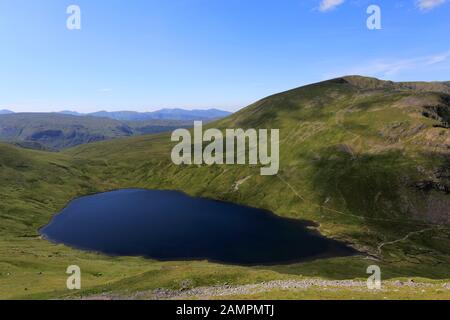 Vue Sur Le Tarn Grisedale Et La Chaîne Helvellyn, La Forêt Grisedale, Le Parc National Du Lake District, Cumbria, Angleterre Banque D'Images