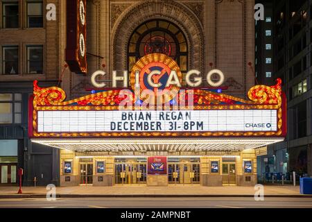 Chicago, États-Unis - 30 décembre 2018 : célèbre Chicago Theatre sur North State Street à Chicago vu la nuit. Le théâtre a ouvert ses portes en 1921. Banque D'Images