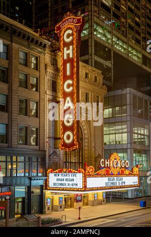 Chicago, États-Unis - 30 décembre 2018 : célèbre Chicago Theatre sur North State Street à Chicago vu la nuit. Le théâtre a ouvert ses portes en 1921. Banque D'Images