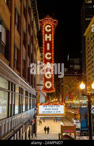 Chicago, États-Unis - 30 décembre 2018 : célèbre Chicago Theatre sur North State Street à Chicago vu la nuit. Le théâtre a ouvert ses portes en 1921. Banque D'Images