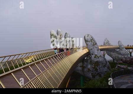 Danang Vietnam 5 janvier 2020 : giant hands holding pont ou pont d'or à Ba Na hills de repère unique au Vietnam Banque D'Images