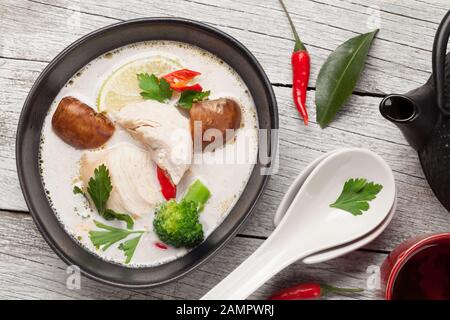 Tom Kha soupe thaïlandaise traditionnelle avec poulet, champignons, lait de coco et épices chaudes. Vue de dessus Banque D'Images