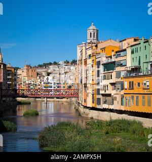Gérone, CATALOGNE , ESPAGNE - 15 JUIN 2019: Quartier juif historique à Gérone avec pont Eiffel au lever du soleil, Barcelone, Espagne, Catalogne Banque D'Images