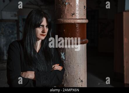 portrait d'une femme gothique dans une maison abandonnée sombre et sombre Banque D'Images