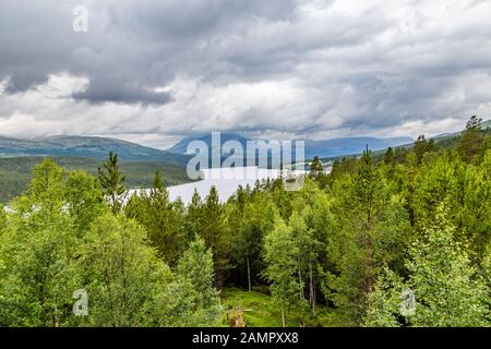 Point de vue de Sohlbergpassen sur le lac Atnsjoen le long de la route panoramique nationale de Rondane dans l'ouest de la Norvège Banque D'Images