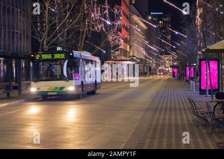 LJUBLJANA, SLOVÉNIE - 24 décembre 2019 : Slovenska street à Ljubljana en maison de style sur soirée de Noël. Banque D'Images