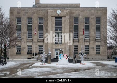 La façade de la palais de justice de Goderich, Ontario au cours de l'hiver. Deux bonhommes sont en face de l'immeuble. Banque D'Images
