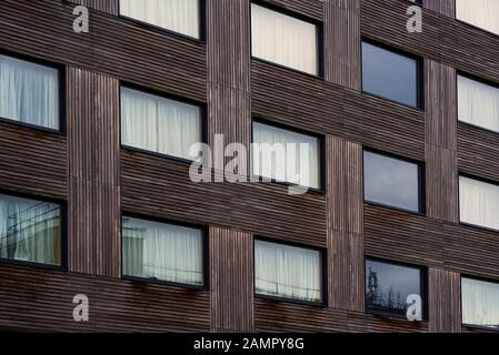 Architecture moderne, hôtel avec panneaux de bois de bande posés dans un motif pour ressembler à une finition tissée comme décoration de surface. Banque D'Images
