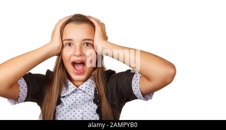 j'ai surpris une belle jeune fille brunette hurlant dans le plaisir. isolée sur fond blanc Banque D'Images